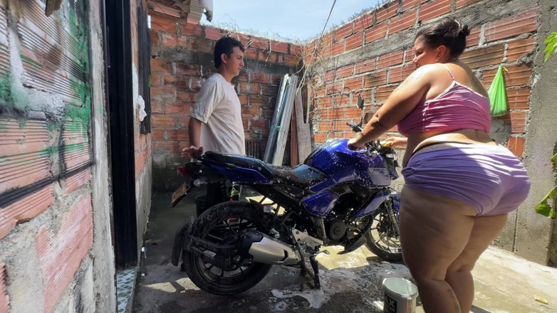 Lexly_16: Мій сусід допомагає мені помитися, а потім дуже гарно трахкає мене