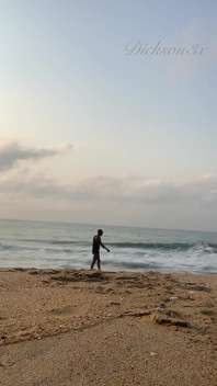 Ancora sulla spiaggia divertirsi da solo