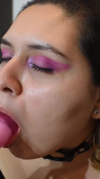Dildo Dávící se děvka je mokrá a špinavá!