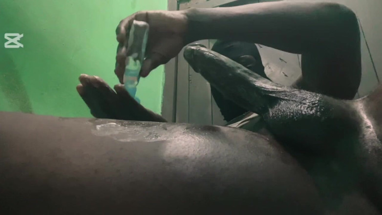 Bbc-godaddy: ホットなBBC男性があんなに数インチを手で動かして、あなたをイかせる