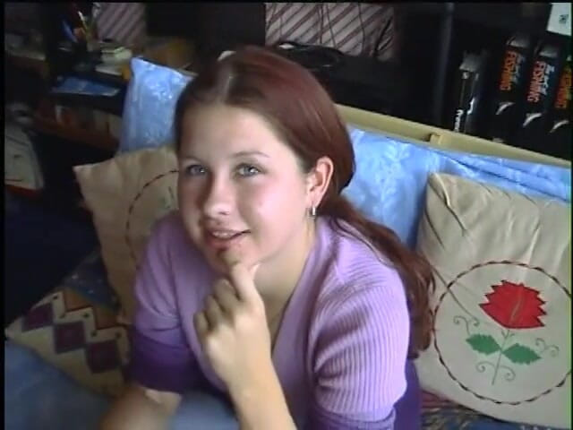 Old Good Porn: Молодая брюнетка раздевается и делает жесткому члену голодный минет