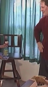 Awek panas pembimbing sorak manis dikongkek keras oleh seorang lelaki yang lebih tua di atas meja kolam