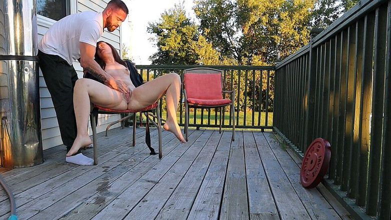 JessTonySquirts: Stříkání na veřejnosti (sousedé mě sledují)