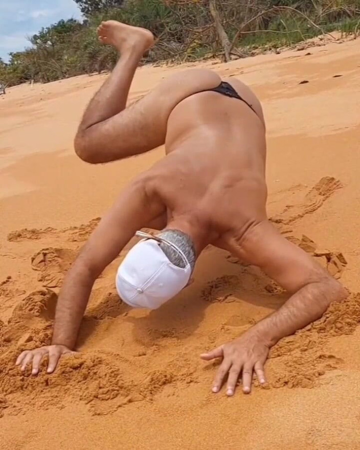 Ladysilvas: Ladysilva travestito molto troia sulla spiaggia in mutandine Che culo...