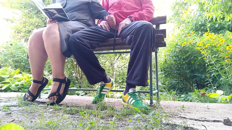 OurFetishLife: Nerada čtu, takže se bavím s jeho velkým ptákem venku