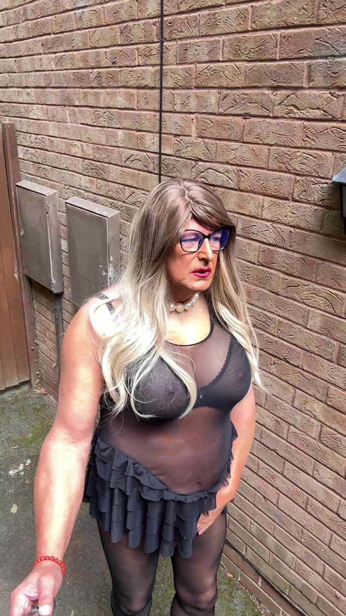 Kellycd2022: Сексуальный кроссдрессер Kellycd2022 в черных бесшовных колготках и на каблуках