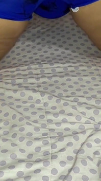Ich nehme meine stiefmutter mit dickem arsch auf, während sie im bett in leggings spielt