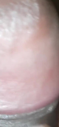 一个男人在自己的卧室里通过自我刺激来满足他的欲望。