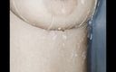 Desi Angel: Angel in de badkamer close-up met harige kut close-up volledig...
