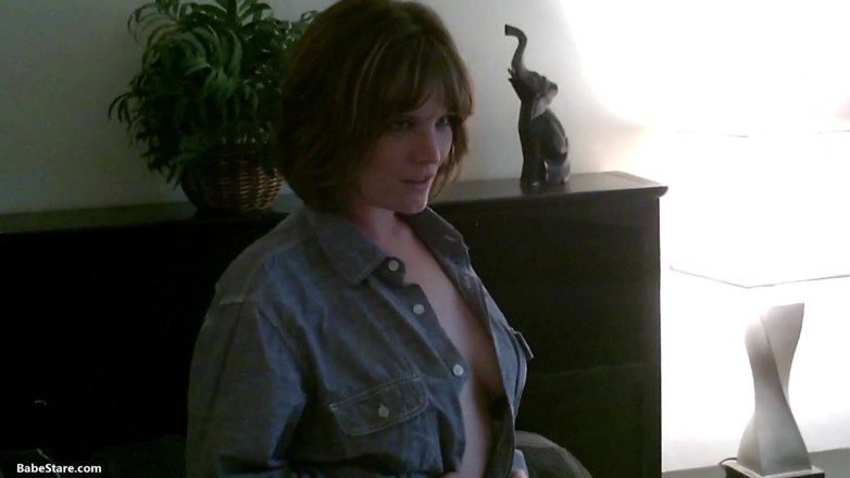 Babe Stare: Misty in einem polo-shirt will nackt werden