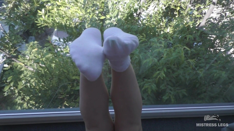 Mistress Legs: Une maîtresse séduisante aux jambes en chaussettes blanches accueille le...