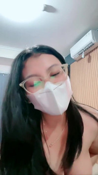 Payudara Basah Gadis Berkacamata