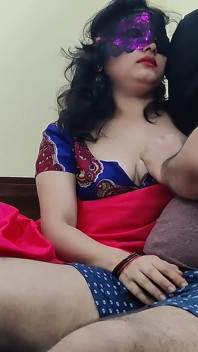 Pasangan desi Mallu memancut mani pada badan, awek dalam saree melakukan footjob dan seks liar