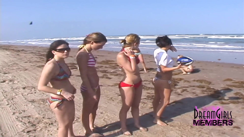 Dream Girls: Alumnas se desnudan en la playa de Texas