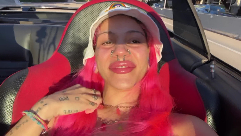 Nali Marie: Une salope de ville exhibe ses gros seins dans un...
