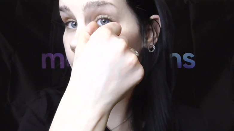 Anna Sky: Uriașă sexy care mănâncă urși gumați