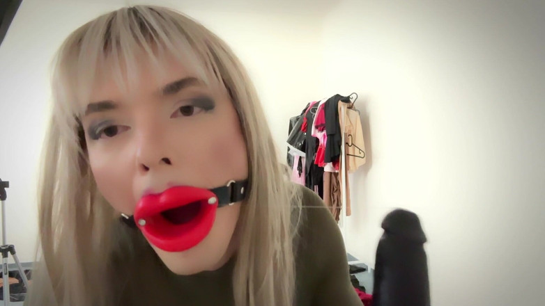 Nicole Nicolette: С кляпом, одетая и жестко сосет