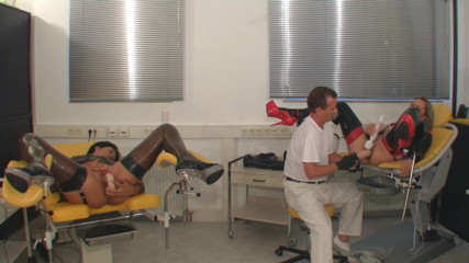 Rubber & Clinic Studio - 1ATOYS: 2 rubbersletten - vuistneukplezier op de gynotafels