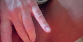 Natalie K: Futai cu degetul pentru tine vinerea asta, goală sub un...