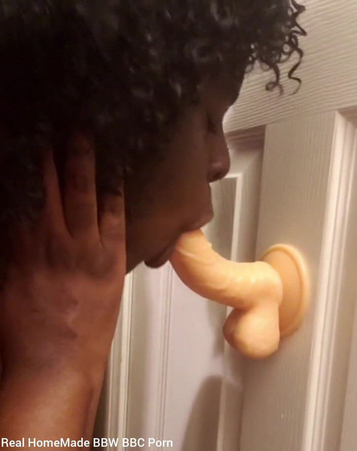 Super sexy ebony cuties: Avsugning övar sugande monterad dildo