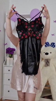 Das Satin-nachthemd Deiner Freundin Probiert Das Satin-abendkleid an - Weich Und Glatt Asmr