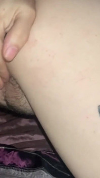 Super nadržená 18letá španělská dívka je nahá a dostane orgasmus z kundičky, kapající mléko