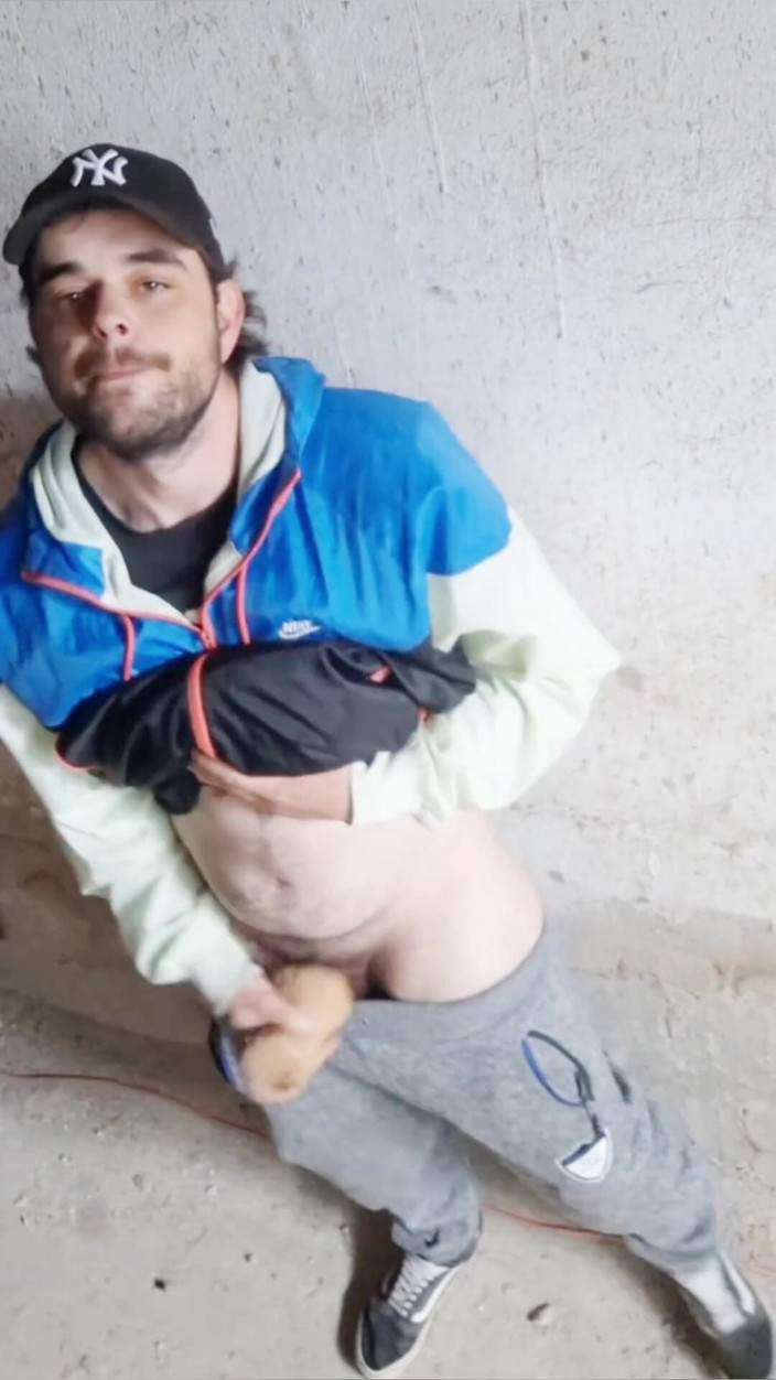 jerkofflover: Em um prédio abandonado onde eu vou para me masturbar