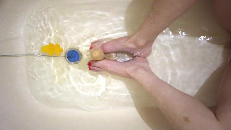 Hairypussyangel: Sexiga ben i badet, footjob och handjob