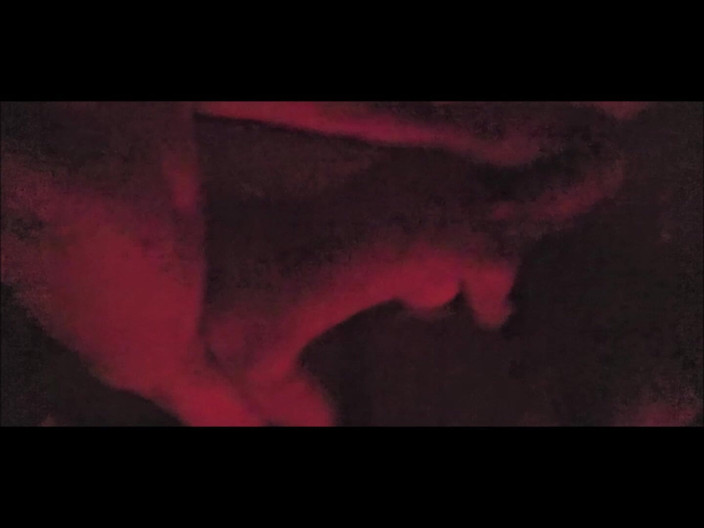 SilverFux: Heiße Oma Fickt Geilen Typen in Einem Schäbigen Roten Zimmer