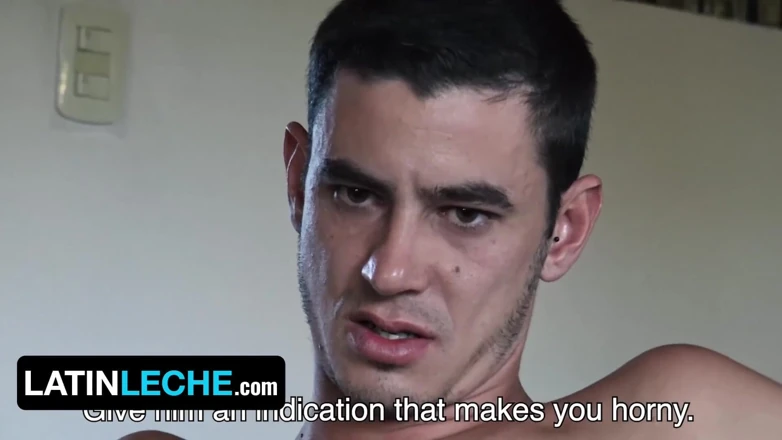 Latin leche: Latin leche - 香港的拉丁女郎twink slobbers玩我的鸡巴和我新朋友的鸡巴，直到我们射在他嘴里