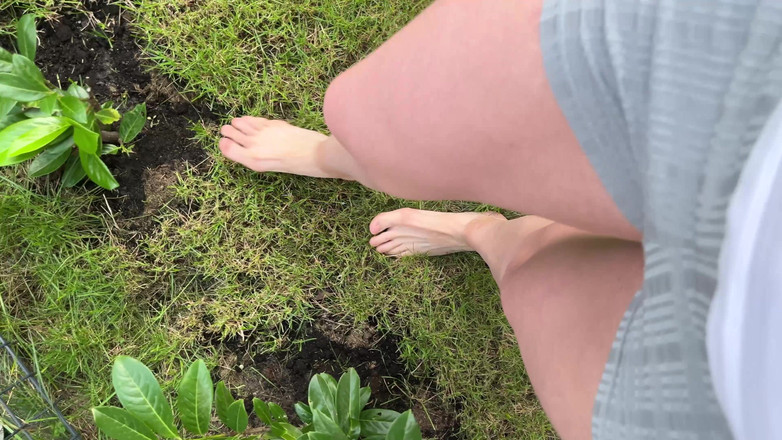 Feet: घास पर नंगे पैर चलना