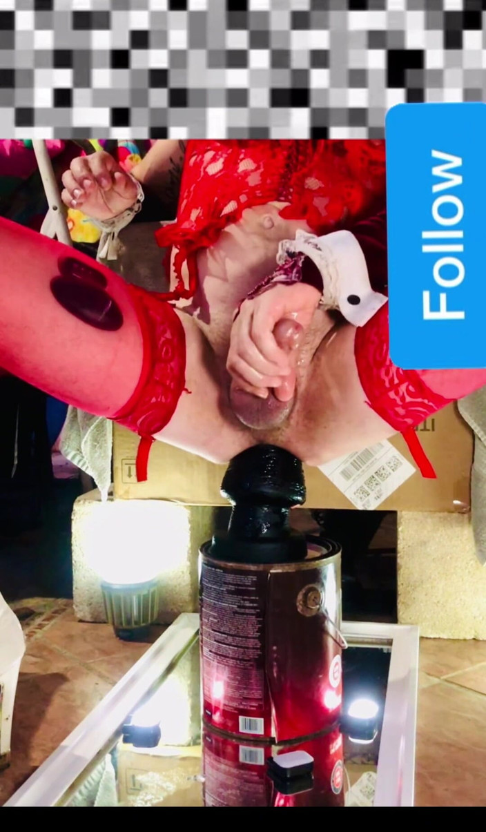 Benito414: Sissy Crossdresser Lace Bustier skáče v obrovském velkém černém robertku