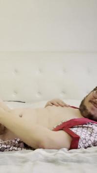 Lelaki muda mengusik awak dalam bilik mandi