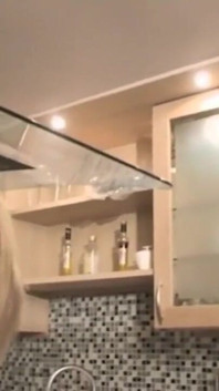 Sarışın ve büyük memeli çok sürtük bir çift mutfakta sikişirken videoya yakalanıyor