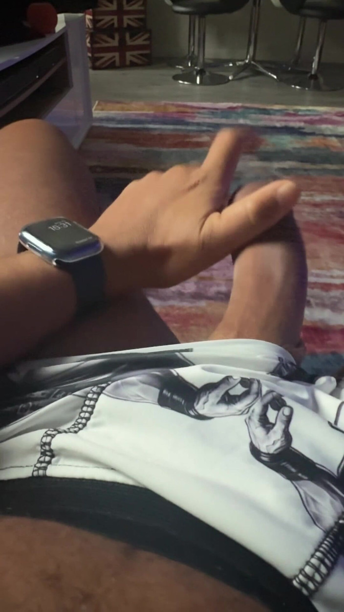 Hot dick in your ass: Bagaimana aku bisa menggoda temanku yang lurus untuk berhubungan seks?