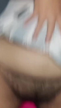Mini Etekli Tombul Esmer Kız Pembe Dildo Sürer - Tüylü Vajin