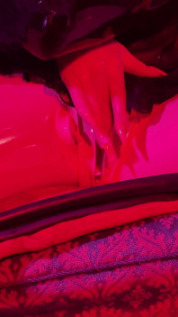 Rubber & ava fetishart geben perversen einen latex-footjob teil 2