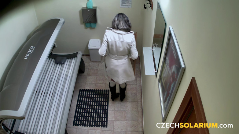 Czech Solarium: 捷克日光浴室 143：熟女在日光浴室摩擦她湿润的阴户