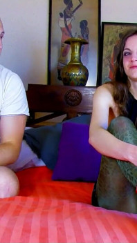 Stiefvader bij de casting sexy tiener Johanna geneukt en gefilmd in het hotel