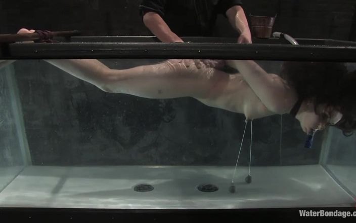 Water Bondage by Kink: Maya Mathews ve vůbec prvním zavěšení pouze pro ryby