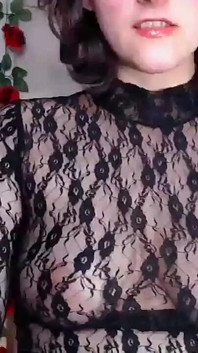 Une brune dans un haut sexy en dentelle étroite