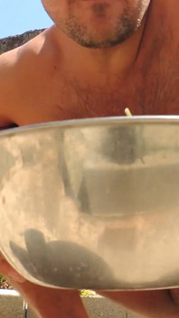 Sunt goală în grădina de legume