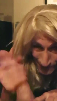 Zralá blondýnka TV Kacy saje ptáka