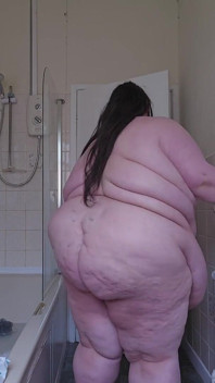 Culona se desnuda en la exploración de cuerpo gordo en el baño