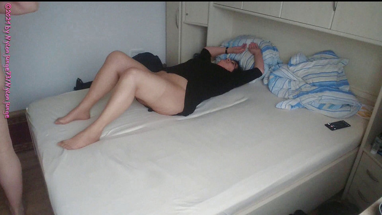 NylonjungeCarmen: Sexy milf rande v punčochách 1 ** svlékání **