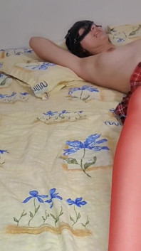 Ich genieße es, ihre rosa muschi zu lecken, während sie vor vergnügen schreit. Mehrfache zitter-orgasmen