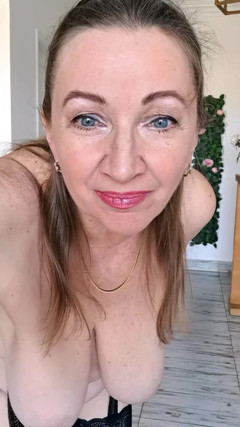 MariaOld: Sofistikovaná elegance: černé podpatky a punčochy prsaté babičky Mariaold