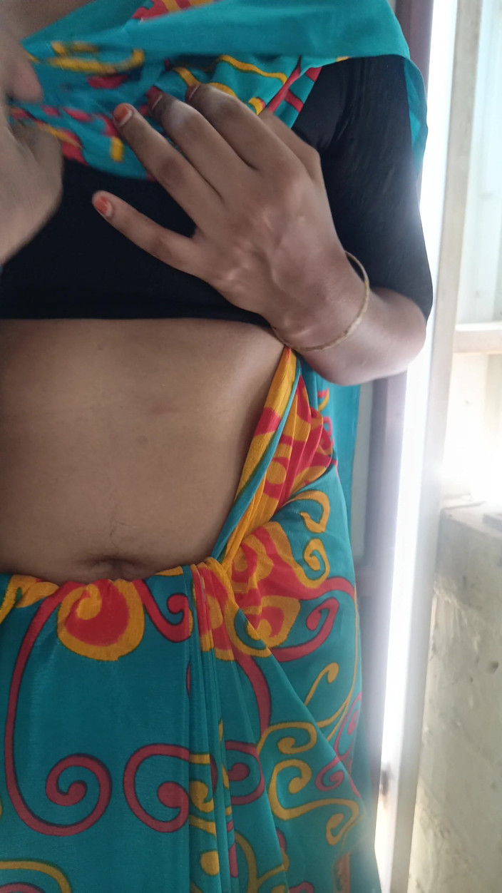 Inba: Phụ nữ đã kết hôn màu xanh saree lãng mạn với...