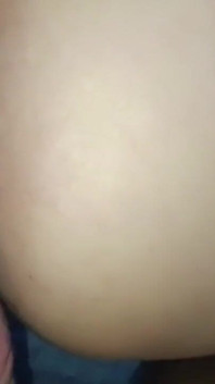 Bella ragazza scopa in posizione alla pecorina.