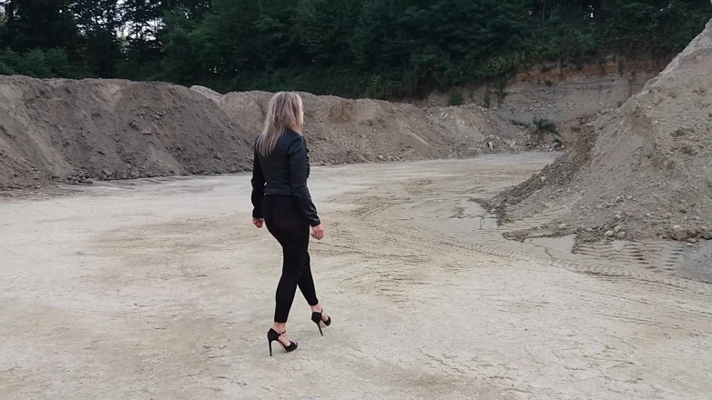 martinawest: Mamie Se Promène Dans Une Carrière De Gravier En Leggings...